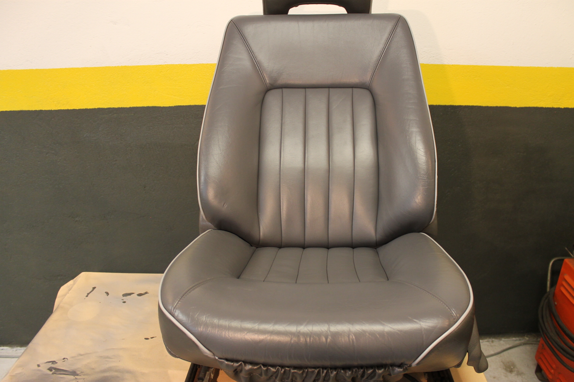 Regeneracja samochodowej tapicerki sk&oacute;rzanej